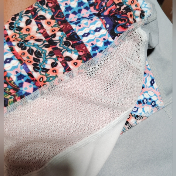 Athleta nomad salutation mesh Capri leggings - Picture 3 of 7